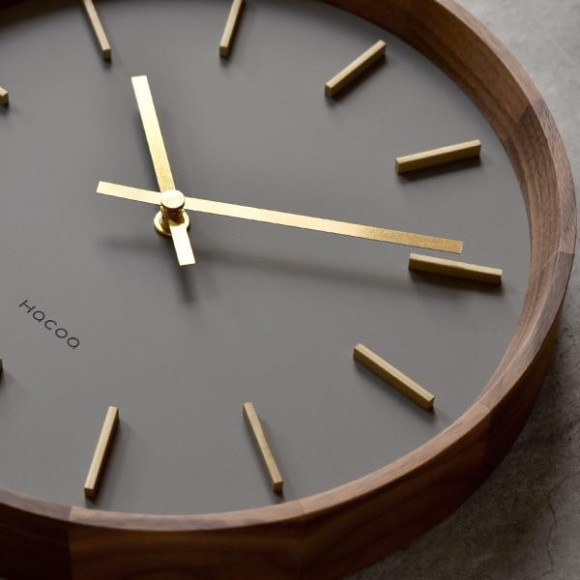 ウォールナットと真鍮が印象的な壁掛け時計「Frame Clock Circle」