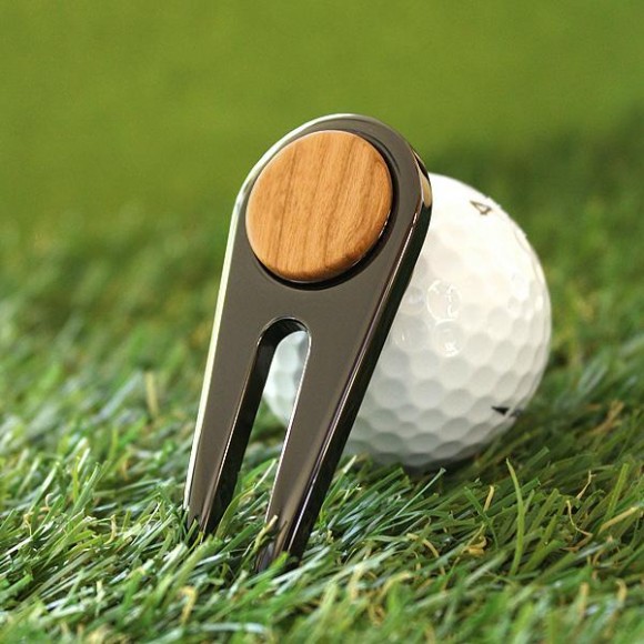 ゴルファーの必需品、木製グリーンフォーク「Golf Green Fork」