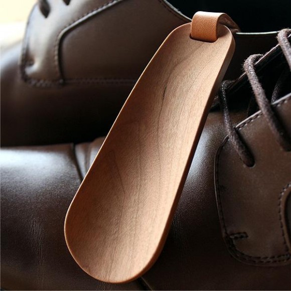 おしゃれな大人の嗜み、木製の携帯靴べら「Shoehorn Mini」