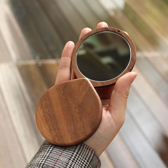 木の温もり感じる木製スライドミラー「Compact Mirror」