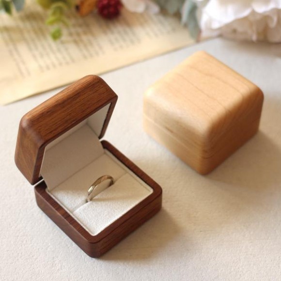 大切な指輪を引き立てる木製リングケース「Ring Case」