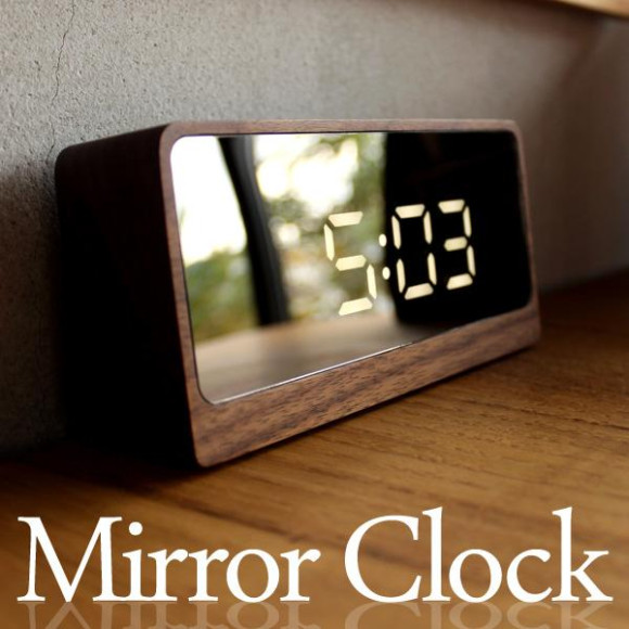 時刻が浮かび上がる木製時計「Mirror Clock」