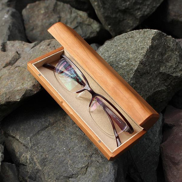 木でやさしく覆う眼鏡ケース「GlassesCase Classy」