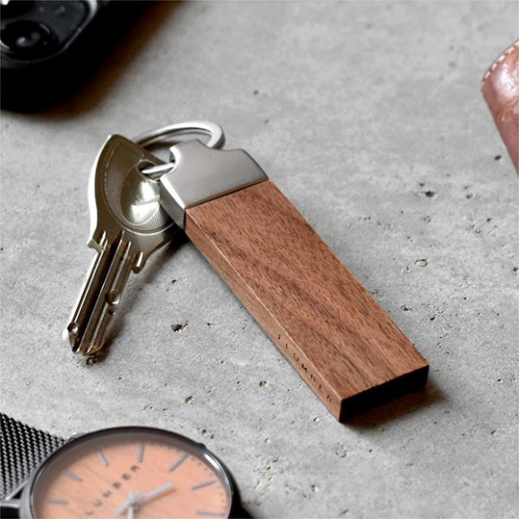 木のぬくもりが手元をやさしく包む木製キーホルダー「KEYRING 002」