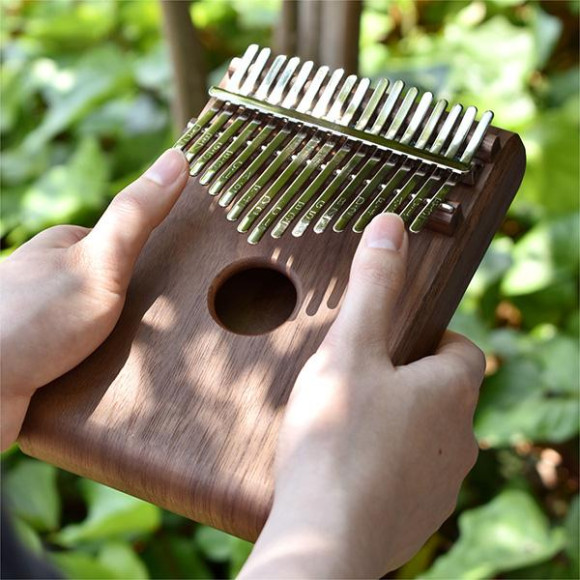 伝統技術を用いて作られた民族楽器「Kalimba Box」