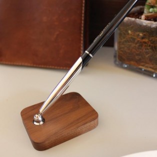 佇まいの美しい木製ペンスタンド「Single Pen Stand」