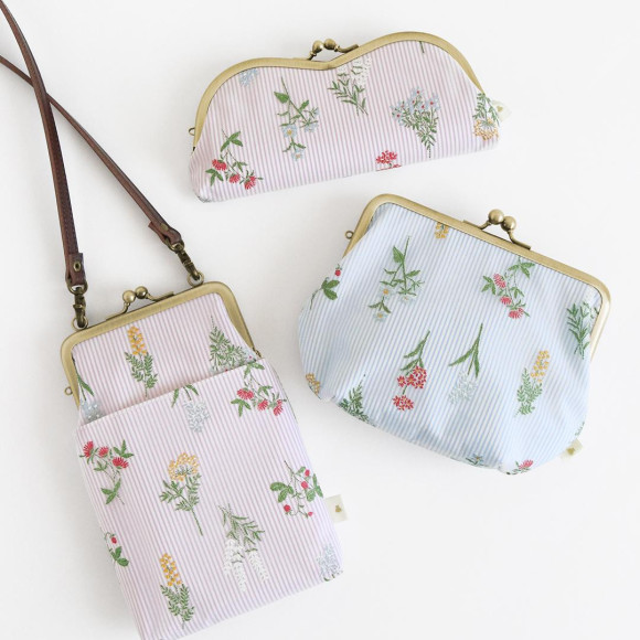 Flower pattern x stripe wrapped in a gorgeous mood