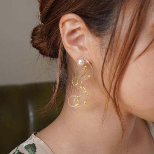 箔入り クリアウェーブ ピアス