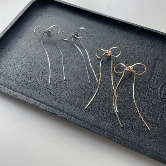 ビッグ リボン メタル ピアス 