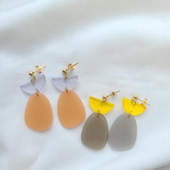 ハーフムーン×オーバル アクリル ピアス