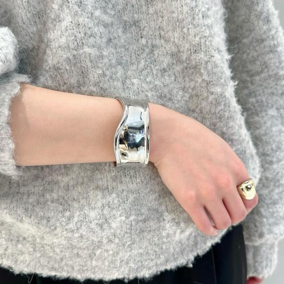 存在感抜群！セミマット メタル ボリューム ウェーブ ワイド バングル