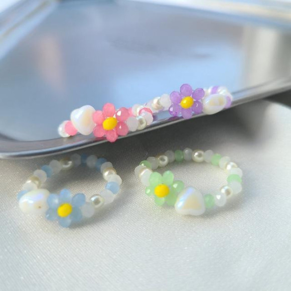 着けるだけで手元を華やかな印象に♪ハートパール フラワー ビーズ リング