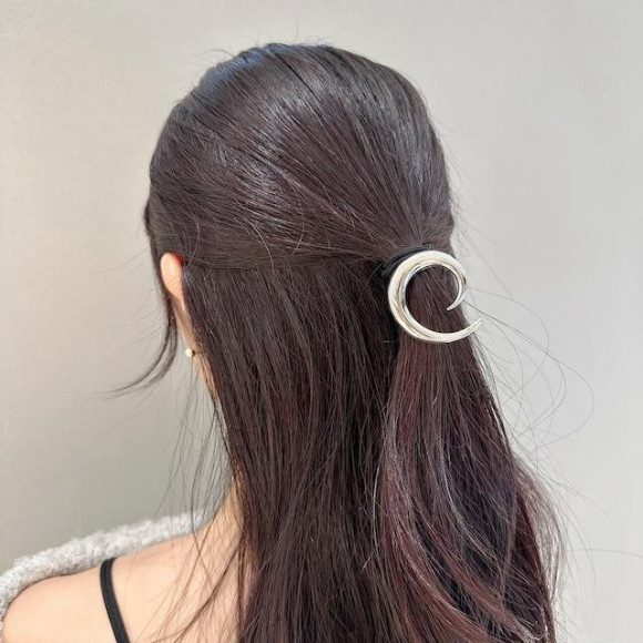 シンプルなヘアアレジとも相性抜群！ムーンライク メタル ヘアゴム