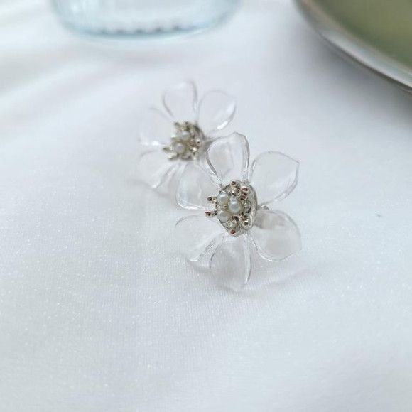これからの季節にぴったり！クリア フラワー ビジュー ピアス