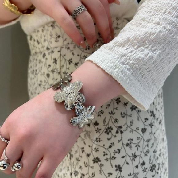 メタル フラワー ボリューム ワイド バングル