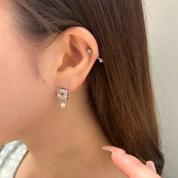 【金属アレルギー対応】スクエア ビジュー パール ピアス/silverポスト