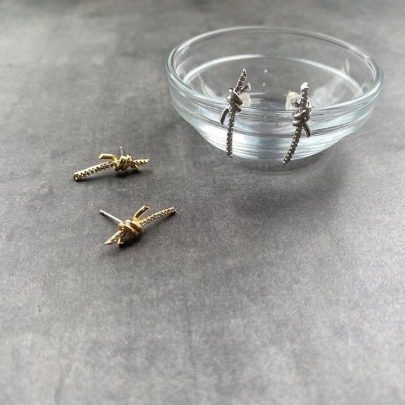 【金属アレルギー対応】 ビジュー ノット モチーフ ピアス/silverポスト