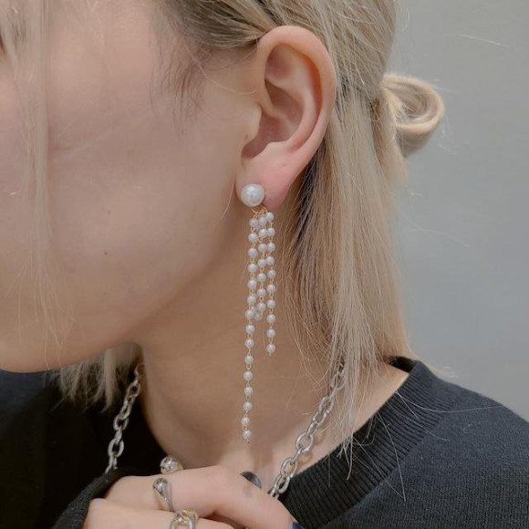パールデザインが上品なアシンメトリー ミニ パール ロング ピアス