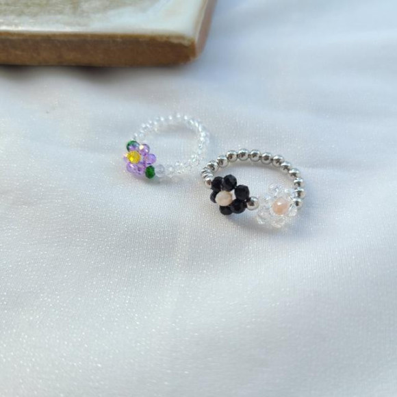 これからの季節にピッタリなフラワー ビーズ リング