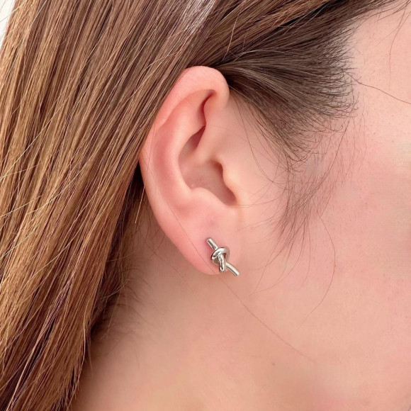 【金属アレルギー対応】メタル ノット ピアス/樹脂