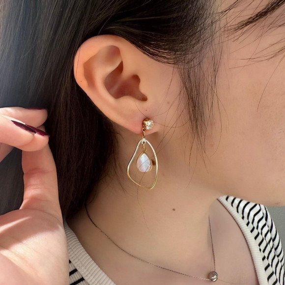 【金属アレルギー対応】ティアドロップ シェル ピアス/サージカルステンレス