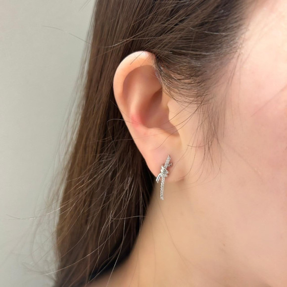 【金属アレルギー対応】 ビジュー ノット モチーフ ピアス/silverポスト