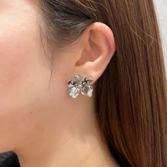 【金属アレルギー対応】メタル フラワーモチーフ ピアス / サージカルステンレス