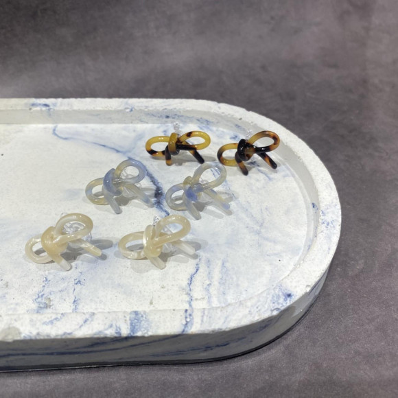 Ribbon acrylic non-hole earrings / earrings