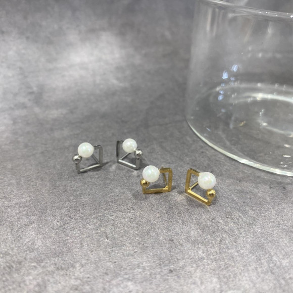 【金属アレルギー対応】ミニスクエアパールピアス/サージカルステンレス
