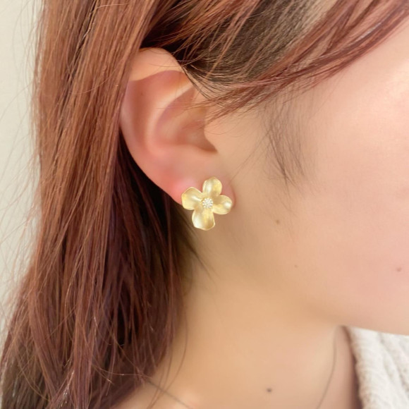 [การรองรับโรคภูมิแพ้โลหะ] ต่างหู flower design ไม่หอประชุมต่างหู / 