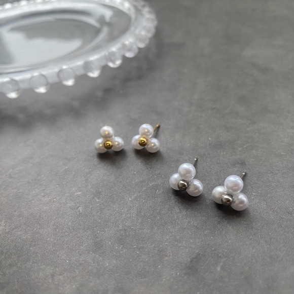 [Metal Allergy] Flower pearl pierced earrings/Surge Carsten Less