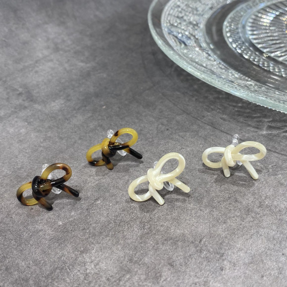 [Metal Allergy] Acrylic ribbon non-hole earrings / resin earrings