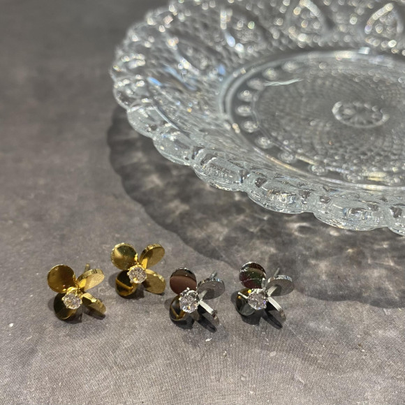 【金属アレルギー対応】フラワー メタル ピアス  / サージカルステンレス
