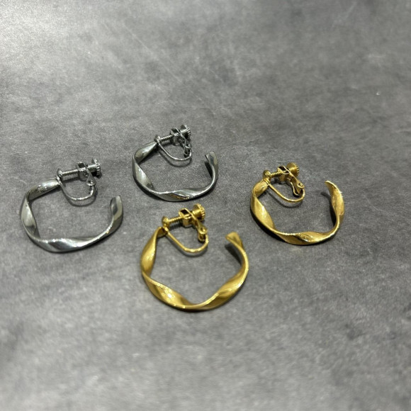 【金属アレルギー対応】ツイスト フープ ピアス/サージカルステンレス