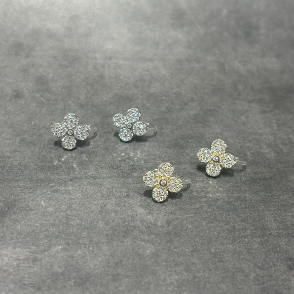【金属アレルギー対応】フラワーモチーフ　ビジュー　ノンホールピアス/イヤリング