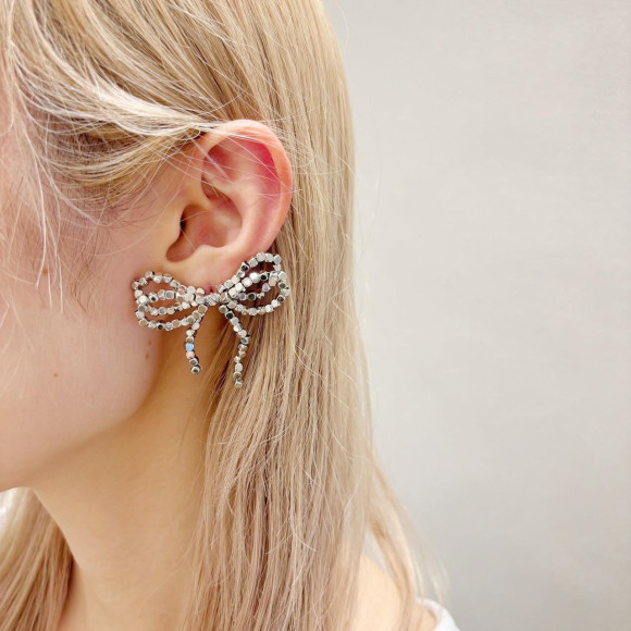 New ribbon motif earrings