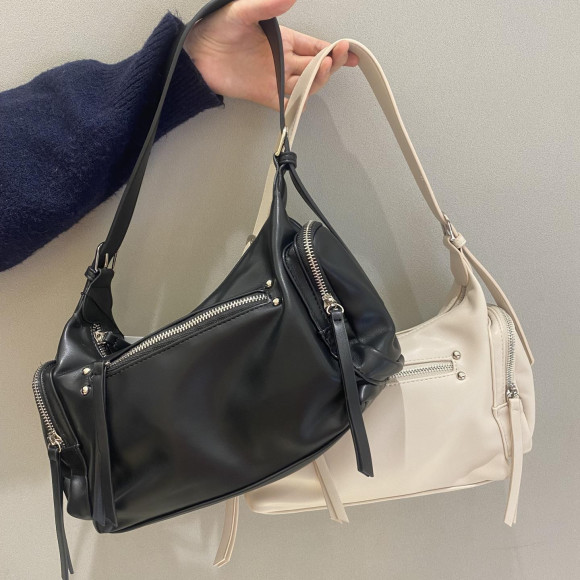 フェイクレザーショルダーバッグ