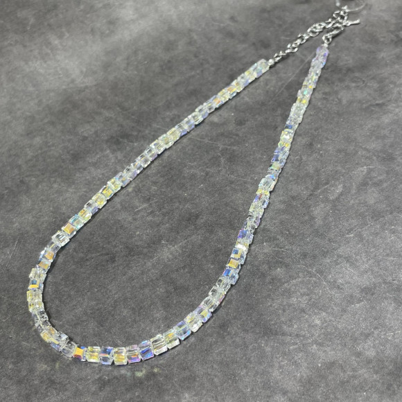 オーロラキューブビーズネックレス