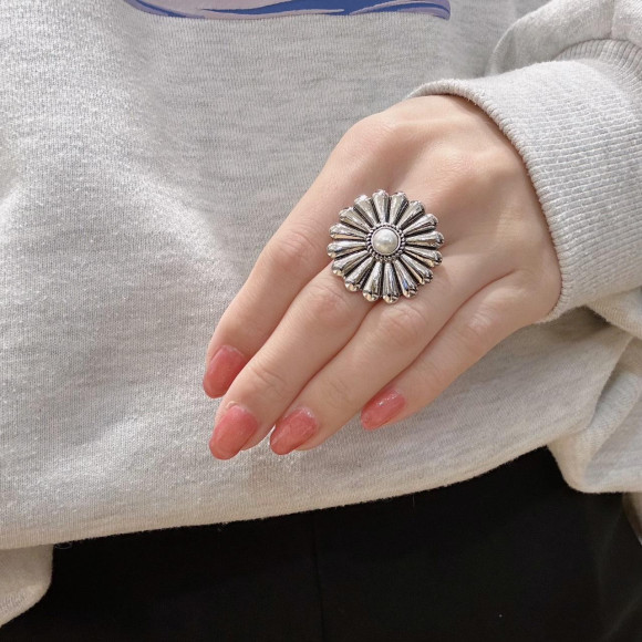 メタル　フラワーモチーフ　リング