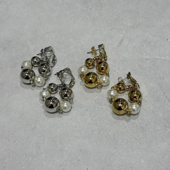 メタルボールとパール付きピアス