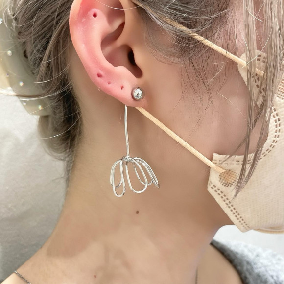 フラワー アシンメトリー ピアス