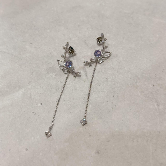 【金属アレルギー対応】ビジュー　バタフライモチーフ　シルバーポスト　ピアス