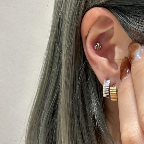 ウェーブフープピアス
