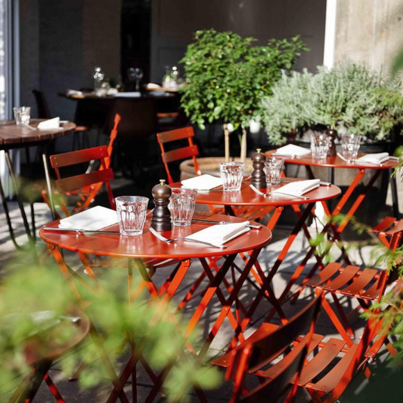 カフェテラス気分を楽しめる家具