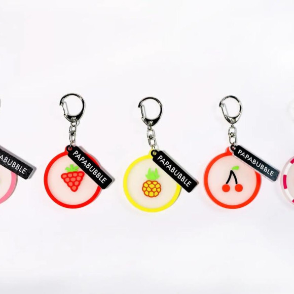 凹凸のあるぷっくりとしたフォルムのラバーキーホルダー