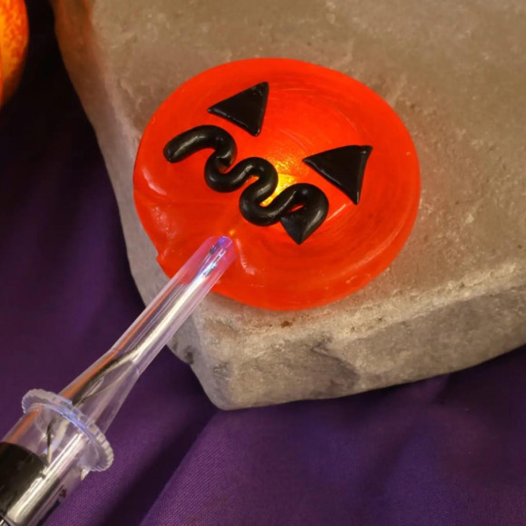 食べて楽しい、光って映える！「光るロリポップ」