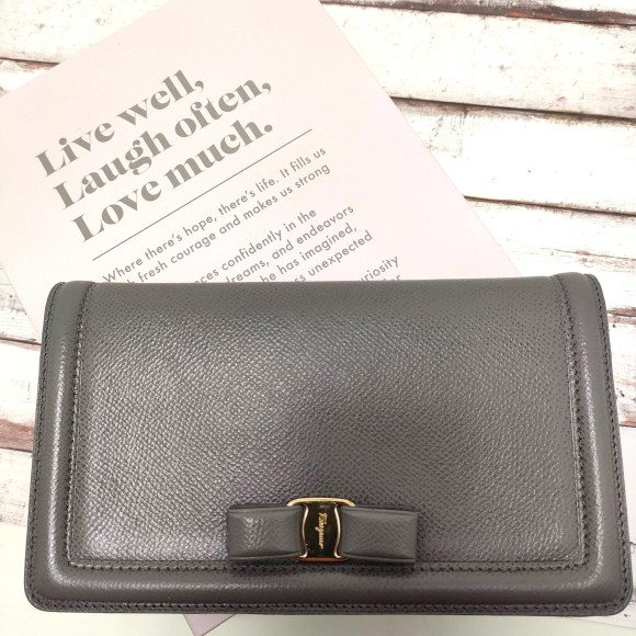 かわいらしくてとっても身軽！FERRAGAMO ウォレットバッグ