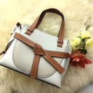 オシャレで収納しやすいLOEWEのゲートトップハンドルバッグ