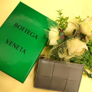 お財布にもカードケースにもなるコンパクトなBOTTEGA VENETA