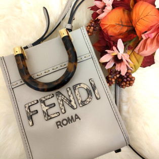 立体感のあるロゴがアクセントに！FENDI サンシャインショッパーミニ